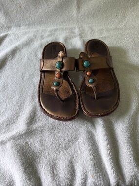Born Slip on Thong Sandals Kids Girls  Size 3 Leather Shoes Beaded Southwestern